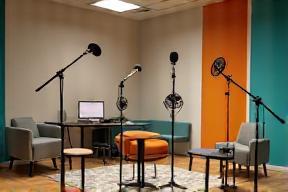 Bilde av moderne podcastopptaksrom med flere mikrofoner